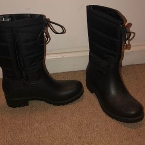 black heeled snowboots